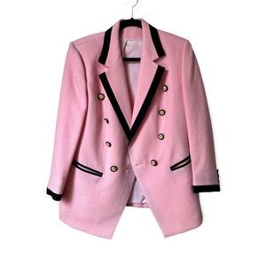 Clueless. Classic. The details in
this blazer are the selling point.